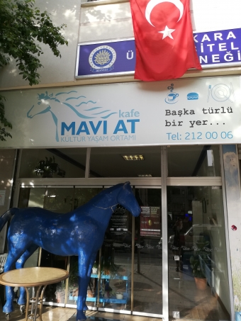 Mavi at Kafe: un Passo avanti